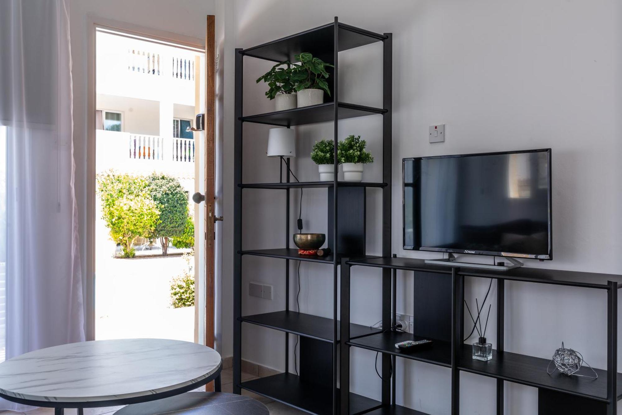 Beautiful One Bed Apartment In Paphos Exterior photo